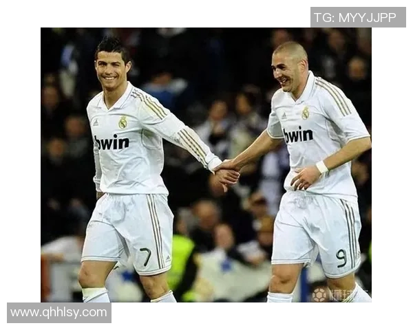 足球明星情侣甜蜜同框瞬间曝光引发粉丝热议与羡慕